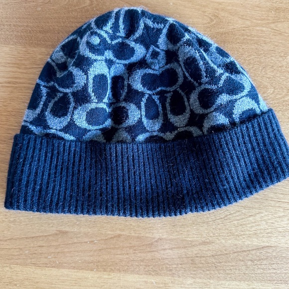 Coach Signature Knit CC logo Grey and Black Beanie Hat - Picture 2 of 6